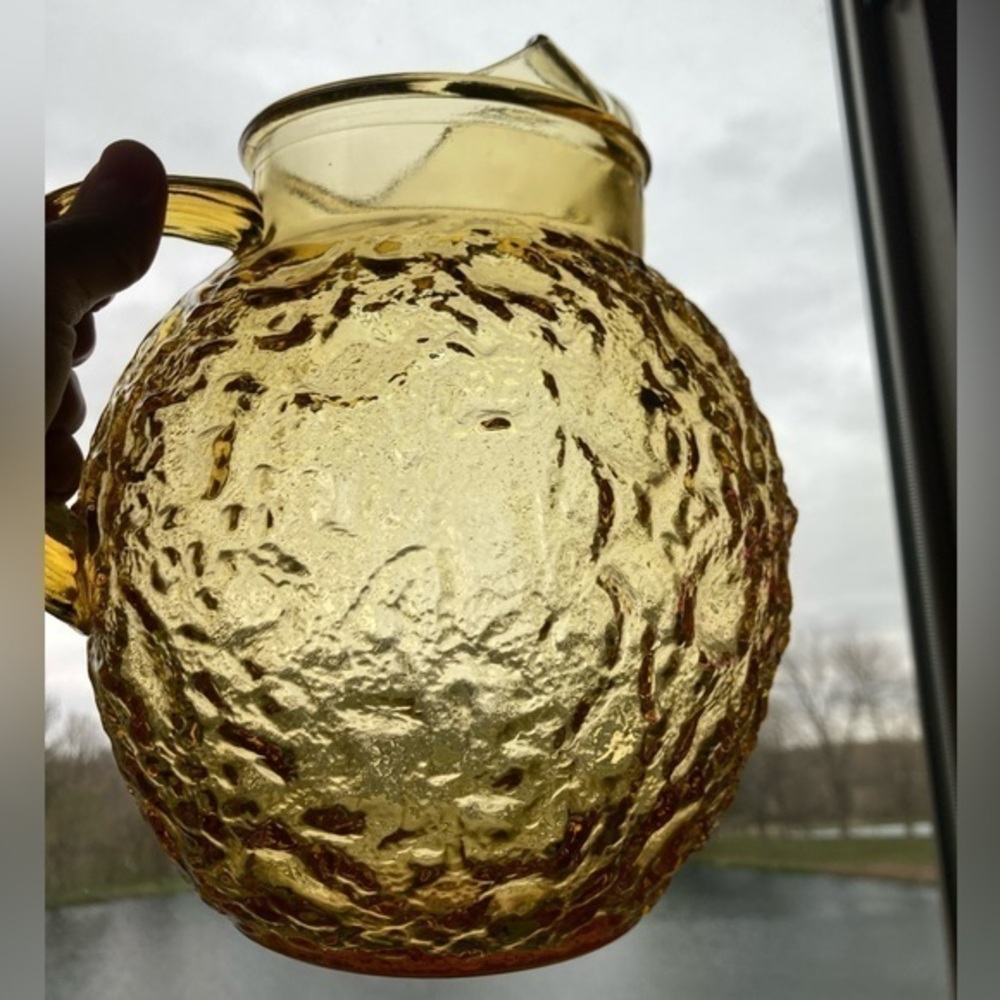 💛💛 BIG GLASS PITCHER 💛💛 pretty yellow and beautiful condition 2 liters